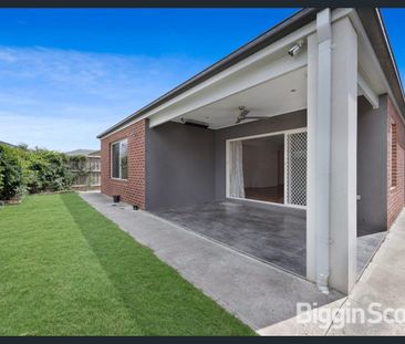 Contemporary home close to prestigious schools and parkland - Photo 2