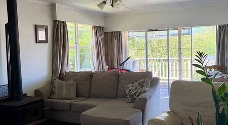 Charming 3BR Home Near Raumati Beach! - Photo 2