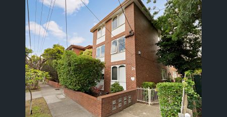 ONE BEDROOM APARTMENT IN BOUTIQUE RICHMOND BLOCK! - Photo 2