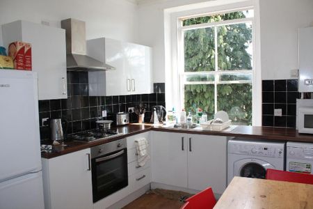 3 bedroom flat to rent - Photo 2