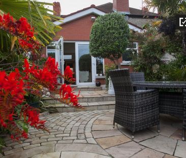 Attic room to rent in 5-bedroom house in Rathgar, Dublin - Photo 3