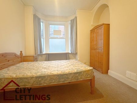 6 Bedroom Mid Terraced House - Photo 2