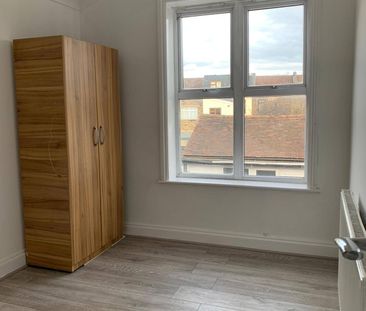 Medium size bedroom close to ilford station £750 pcm - Photo 3