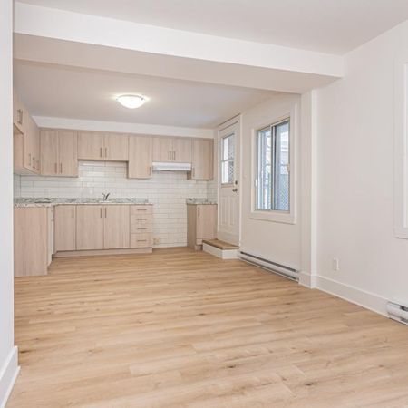 BEAU 4 1/2 AVEC ELECTROS, COUR ARRIÈRE ET STATIONNEMENT - Photo 4