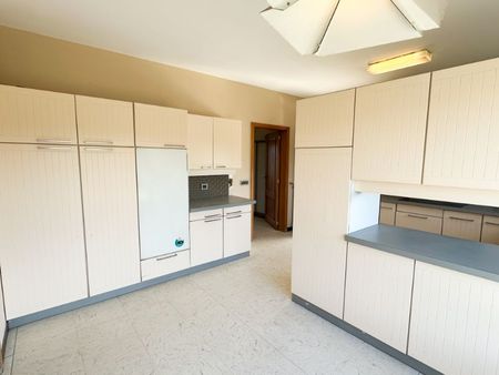 Roeselare-stadsrand. Ruime VILLA met bureel en 5 slaapkamers op een boogscheut van het centrum gelegen. Aparte tuin, 2 zongerichte terrassen en vijver. - Foto 4