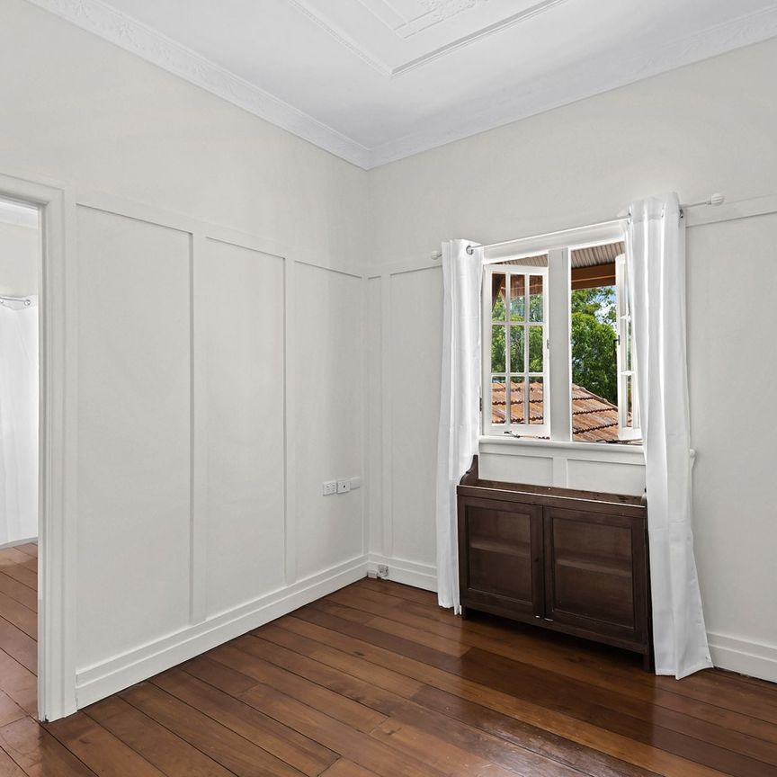Art Deco Unit in Ideal Location! - Photo 1