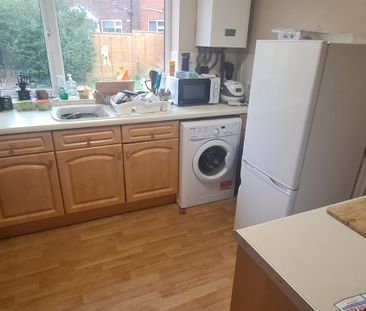 4 Bed - 17 St Anne’s Drive, Headingley, Leeds - LS4 2SA - Student - Photo 1