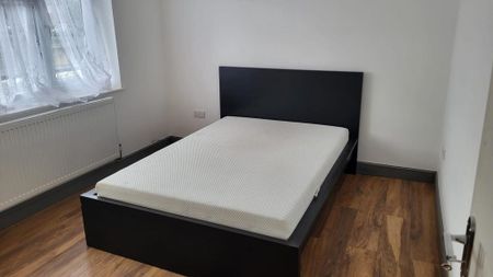 3 bedroom flat to rent - Photo 2