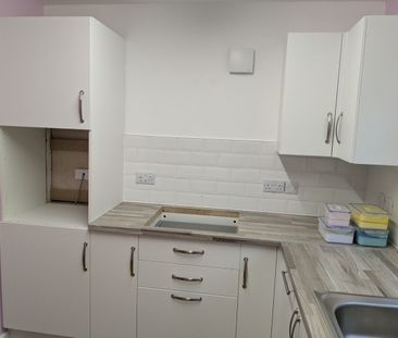 **Apply on line ** 2 bedroom flat. Adapted walk in shower. Accessed... - Photo 2