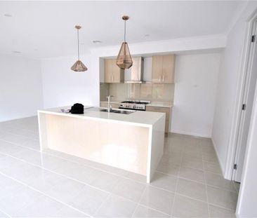 Family Townhouse in the Heart of Rosanna - Photo 3