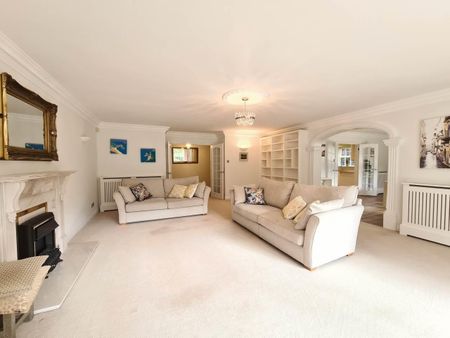 3 Bedroom Apartment - Photo 2