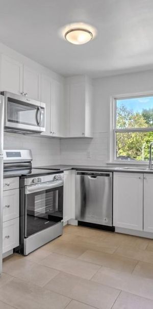 389-401 Yonge Street Apartments - Photo 1