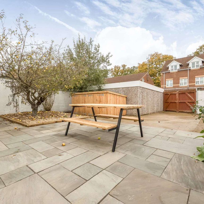 OX Living is proud to present this high-quality 8-bedroom co-living property, perfect for working professionals looking for stylish, stress-free living. Room 1 - Photo 1