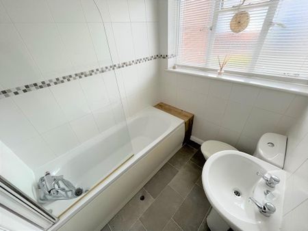2 bedroom flat to rent - Photo 2