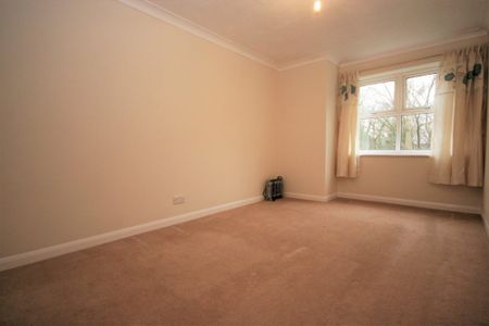 2 Bedroom Flat / Apartment - Pound Road, Aldershot - Photo 5