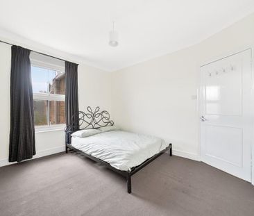 3 bedroom flat to rent - Photo 5