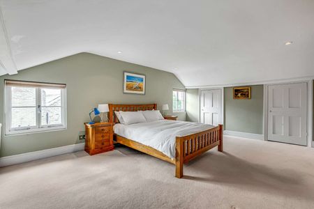 A superb 7 double bedroom period house with direct access to the river, a 120ft mooring and fabulous views. - Photo 3
