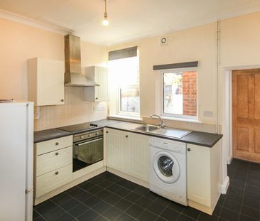 Terraced House to rent on - Photo 5