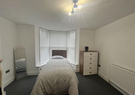 1 bedroom in a house share to rent - Photo 2