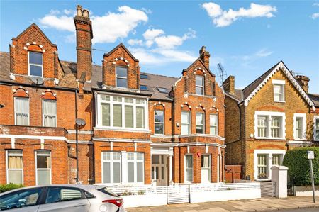 An exceptional three bedroom split level penthouse conversion flat with the most spectacular views of London. - Photo 3