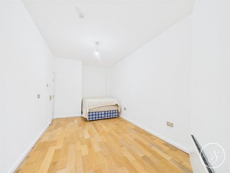 3 bedroom flat to rent - Photo 4