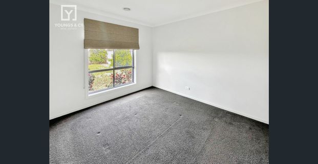 Contemporary Family Living In Kialla! - Photo 1