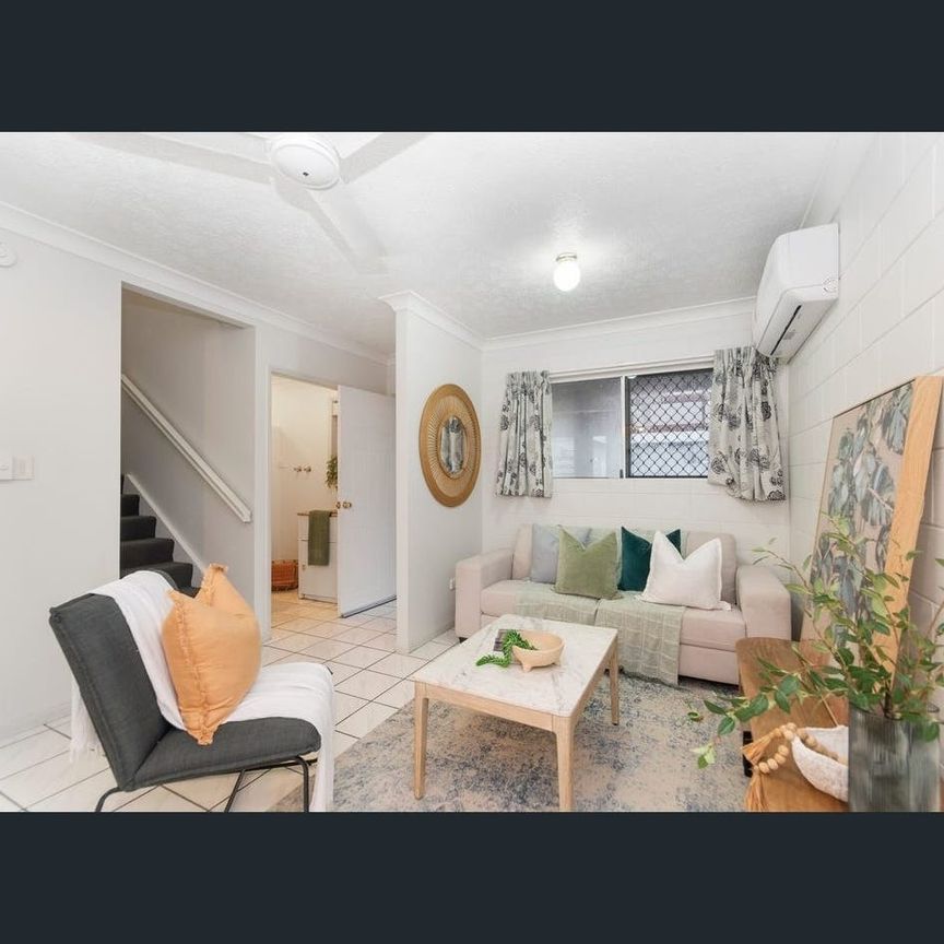 Charming Two-Bedroom Townhouse with Balcony in the Heart of Rosslea! - Photo 1