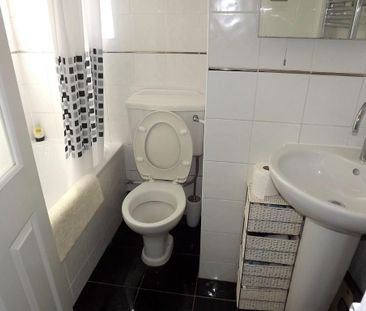 3 bedroom end of terrace house to rent - Photo 2