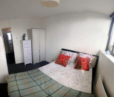 4 bedroom flat to rent - Photo 3