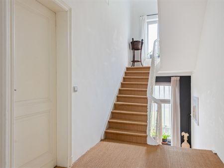 Instapklare en zeer centraal gelegen( deels gemeubelde) ruime herenwoning op 1498m2 met 5 SLK, garage & parktuin - Photo 2