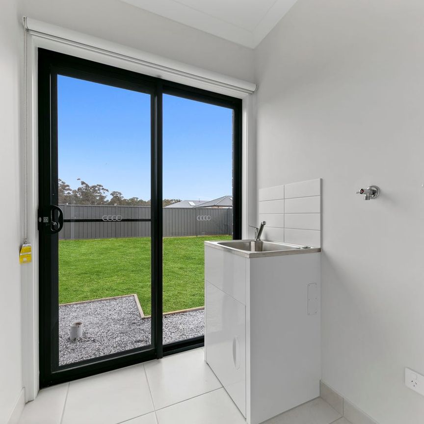 Near new 4 bedroom home! - Photo 1