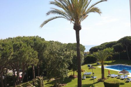 Frontline Beach Apartment for Rent in Puerto de Cabopino - Photo 2