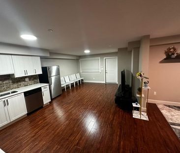 Warm and Welcoming Spacious 3 Bedrooms Suite – White Rock - Photo 1