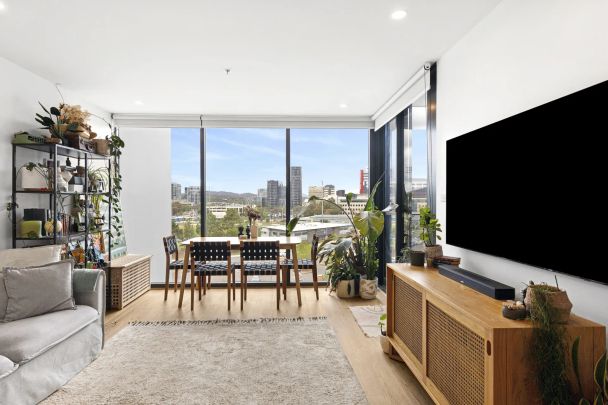 Stylish one bedroom apartment in the hear of Woden with a gym and pool in the complex! - Photo 1