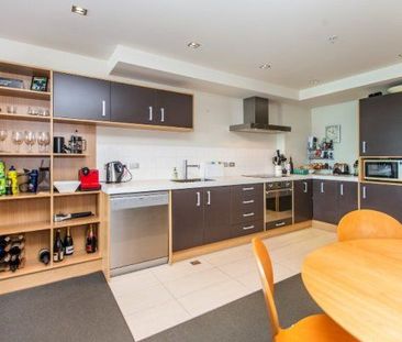 2BR Te Aro Apt w/ Balcony and car parking - Photo 1