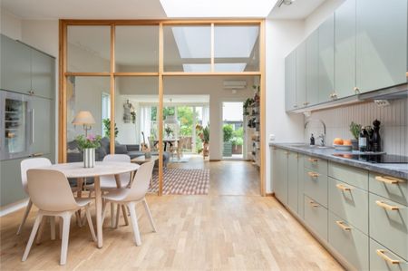 Arkitektritat radhus nära Barkarby Kyrka - Foto 5