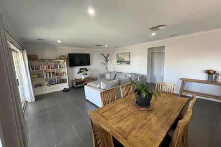 4 BEDROOM HOME IN SANCTUARY PARK! - Photo 2