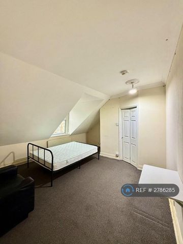 1 bedroom in a house share to rent - Photo 2