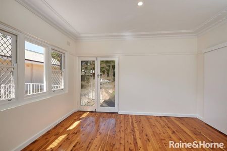 CHARMING FAMILY HOME IN A PRIME LOCATION - Photo 5