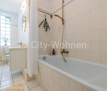 Charmante Altbauwohnung mit Balkon, geschmackvoll ausgestattet, in ... - Photo 1