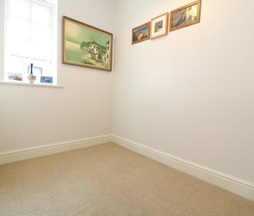 Lyons Court, Dorking, RH4 - Photo 5