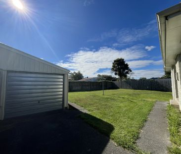 Cozy Three Bedroom Home - Photo 3