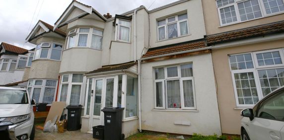 Guide Price £1,000 pcm - Available Now - Part Furnished - Photo 2