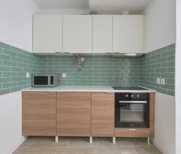Room in a shared 11-bedroom apartment for rent in Lisbon, perfect for professionals and students. - Photo 2