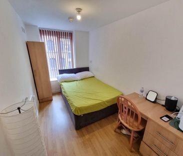 1 bedroom in a flat share to rent - Photo 2