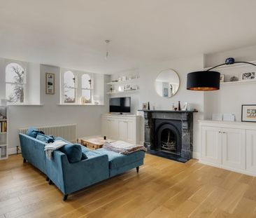 2 Bed Flat - Photo 2