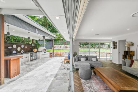 Entertainer's dream by the beach - Photo 2