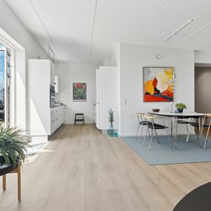 Skøn 3 værelses bolig med tagterrasse og atrium - Foto 2