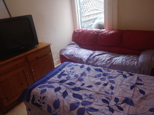 Room in a Shared House, Selby Road, E13 - Photo 1