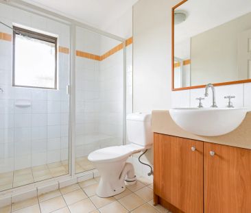 Spacious & Modern 3-Bedroom Home Opposite Parkland - Photo 5